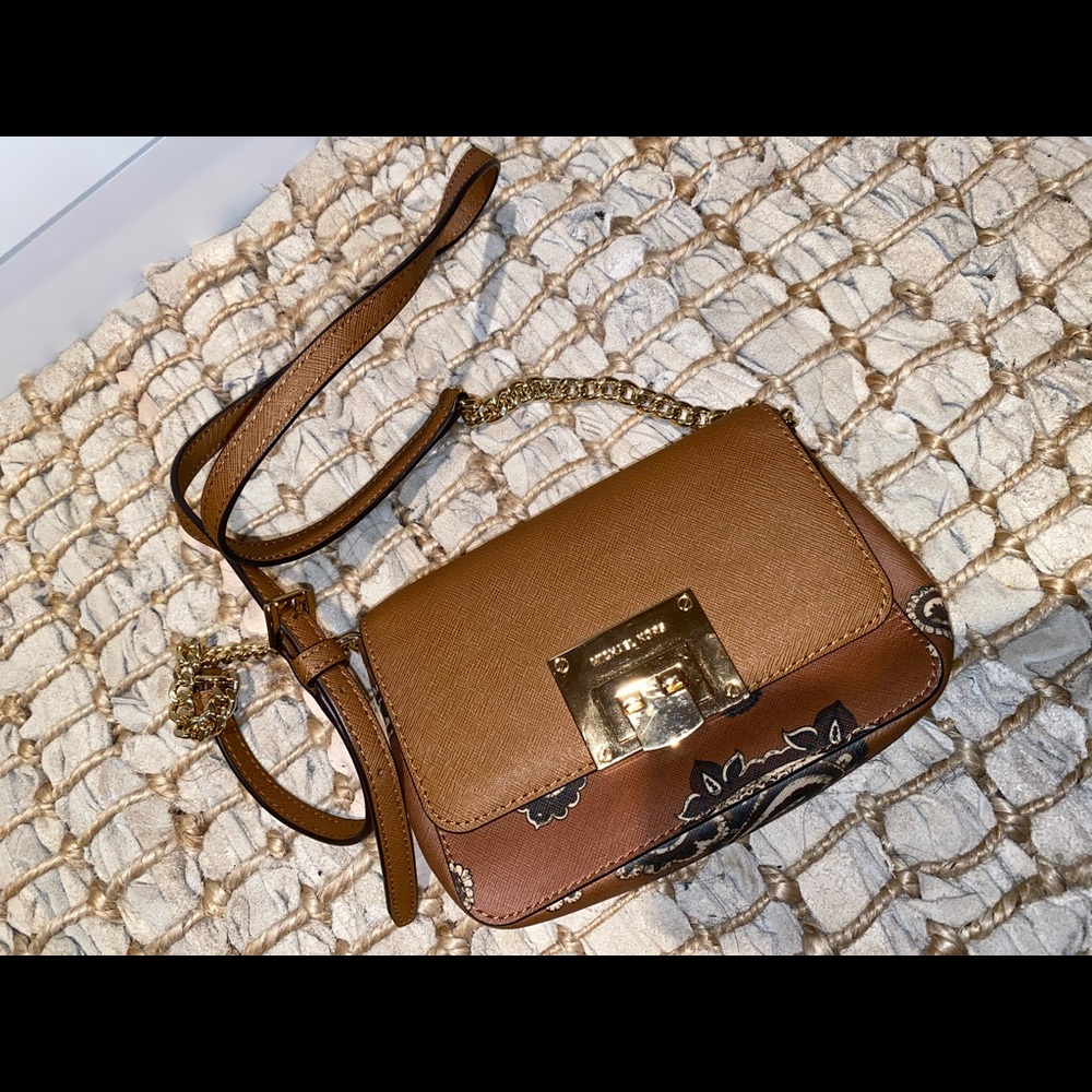 100% Authentic Michael Kors side bag 🤎